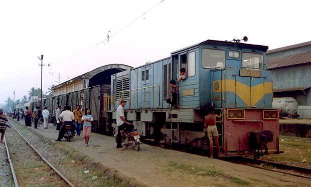 バッタンバンで発車を待つありし日の北線の混合列車＝2004年（筆者撮影）