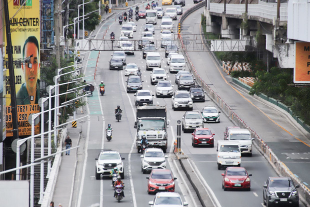 政府は電気自動車の普及を目指す＝2022年９月、マニラ首都圏（ＮＮＡ撮影）