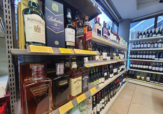 販売好調のウイスキーはスーパーマーケットなどの売り場でも一番目立つ場所に陳列される＝韓国、2023年１月25日（ＮＮＡ撮影）