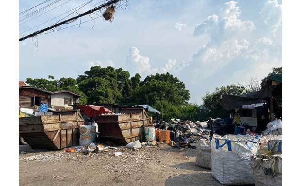タイの首都バンコクのＢＴＳ「オンヌット駅」から車で20分ほどの位置にあるスラム。住民の約半数はミャンマーからの移民が占め、周辺地域から集まる廃棄物の仕分けが主な仕事だ（ＮＮＡ撮影）