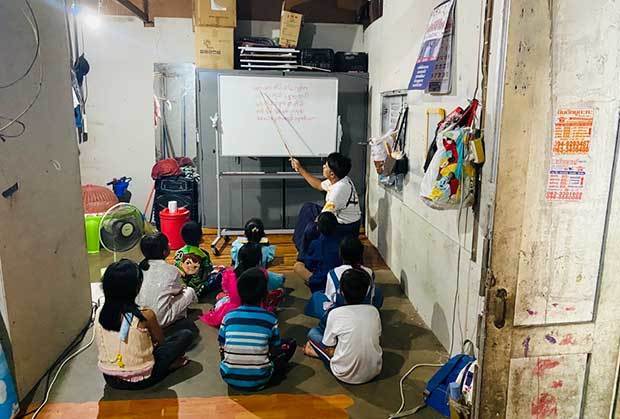 ヤンゴンからの移民のジョーさん（写真奥）は自宅を開放し、ミャンマー移民の子どもたちにタイ語とミャンマー語の読み書きを教えている＝タイ・バンコク（ＮＮＡ撮影）