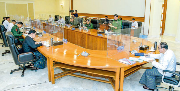 国防治安評議会が開かれ、国軍トップのミンアウンフライン総司令官が状況を報告した＝１月31日、ミャンマー・ネピドー（グローバル・ニュー・ライト・オブ・ミャンマー）