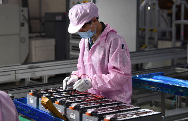 世界のリチウムイオン電池市場で、中国がますます存在感を強めている。中国のリチウムイオン電池の出荷量が世界全体に占める比率は2022年に約７割に上昇した＝安徽省（新華社）