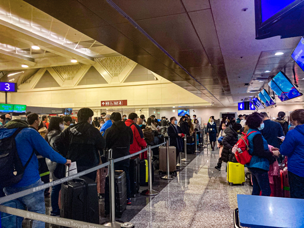 春節連休２日目の１月21日、台湾桃園国際空港のチェックインカウンターは混雑していた（ＮＮＡ撮影）