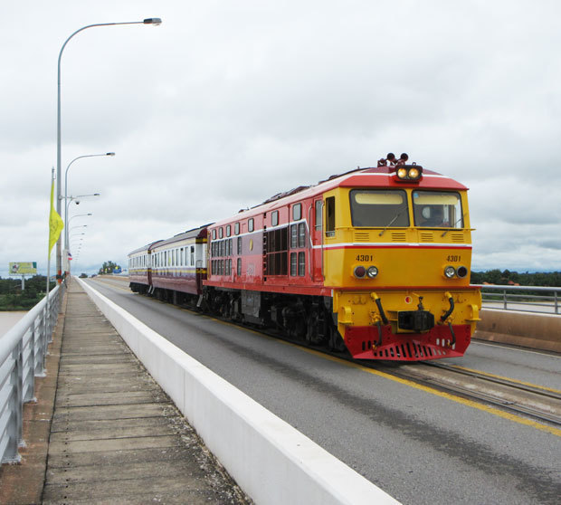 第１タイ・ラオス友好橋を渡る列車＝2019年（筆者撮影）