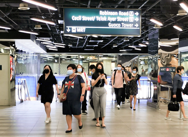 13日から公共交通機関でのマスク着用義務が撤廃される＝シンガポール中心部（ＮＮＡ撮影）