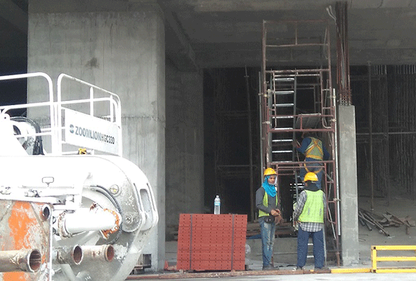 外国人労働者が働くクアラルンプール市内の建設現場。今年３月に新規受け入れが凍結されたことで、多くのプロジェクトが人材不足に直面している（ＮＮＡ撮影）