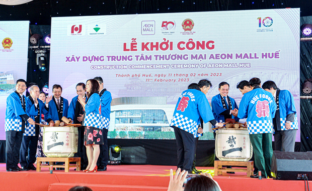 イオンモール・フエの着工式にはベトナムのクアン副首相（右の鏡割り中央）が出席した＝11日