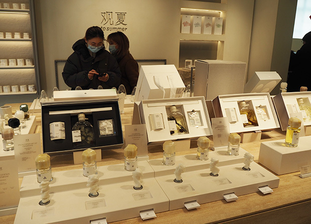 国産香水ブランド「観夏」の店内では、サンプルが展示され、好みの香りを探すことができる＝上海市