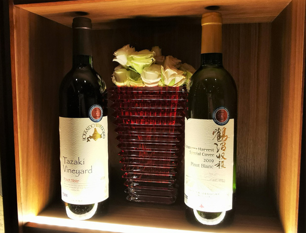 「WABI-SABI DINING」で提供された２種類の北海道産ワイン＝２月中旬、シンガポール中心部（ＮＮＡ撮影）