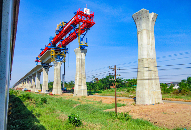 建設中のバンコク―コーラート間高速鉄道の高架線＝2023年３月、シーキウ駅付近（ナコーンラーチャシーマー県、筆者撮影）