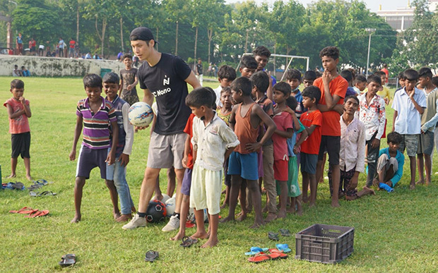 子どもたちにサッカーを教える萩原望さん＝2021年７月、インド東部ビハール州（本人提供）