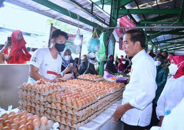 北カリマンタン州タラカンの市場で食材の価格を確認するジョコ大統領＝２月28日（内閣官房提供）