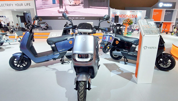 今年初めての大型自動車展示・販売会では、中国の電動バイク大手「ＹＡＤＥＡ」が参入を表明した＝２月17日、ジャカルタ特別州（ＮＮＡ撮影）