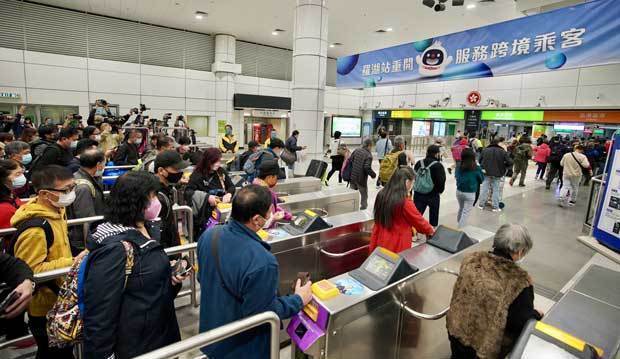 羅湖駅に到着した人々。香港と中国広東省の陸路往来が完全に正常化し、香港市民に最も多く利用されていた羅湖検問所が再開した＝６日（新華社）