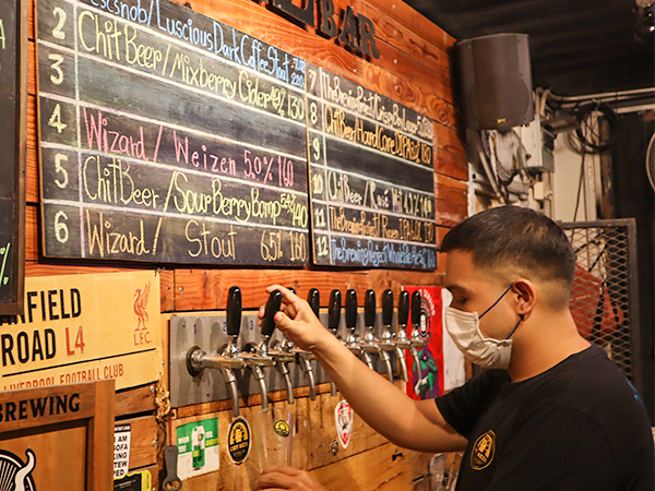 タイ在住のクラフトビール好きに人気の「チットビール」。15種類ほどのクラフトビールを販売。１杯120バーツ（約470円）前後から＝22年11月15日、タイ・ノンタブリ県（ＮＮＡ撮影）