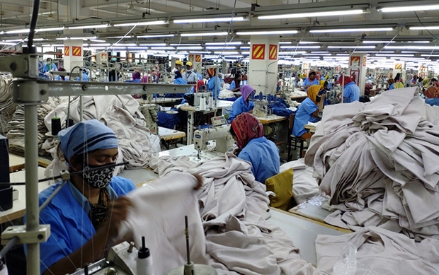 バングラデシュでは既製服が輸出総額の８割を占める稼ぎ頭だ＝23年３月、ダッカ南部の丸久パシフィックの工場内（ＮＮＡ撮影）