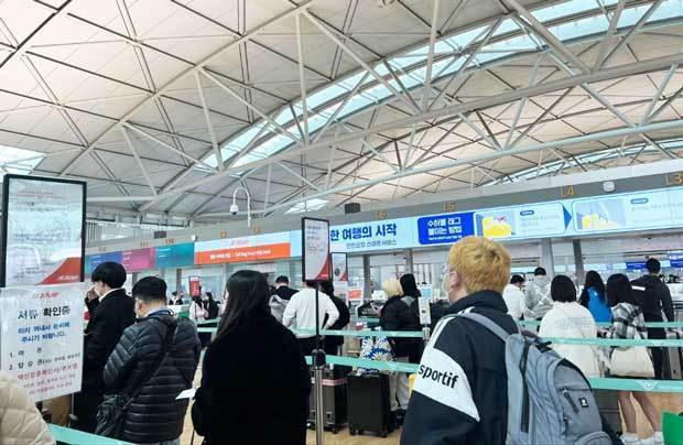 観光客でにぎわう済州航空のチェックインカウンター＝韓国、2023年３月（ＮＮＡ撮影）