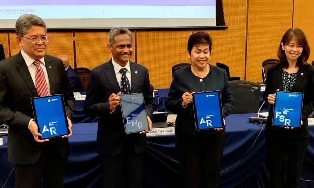 22年の年次報告書公表にあわせて記者会見したマレーシア中銀のノル・シャムシアー総裁（右から２人目）＝29日、クアラルンプール（ＮＮＡ撮影）