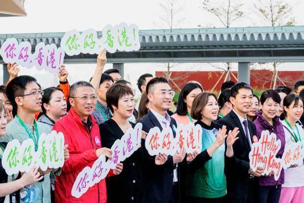 香港政府の招きで香港を視察する本土の旅行業界関係者ら。政府は本土からのツアー回復に躍起だが、一方で市民との摩擦も再び起きている＝１日、西九龍（香港政府観光局提供）
