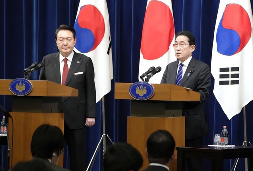 共同記者会見する韓国の尹錫悦大統領（左）と岸田首相＝３月16日（共同）