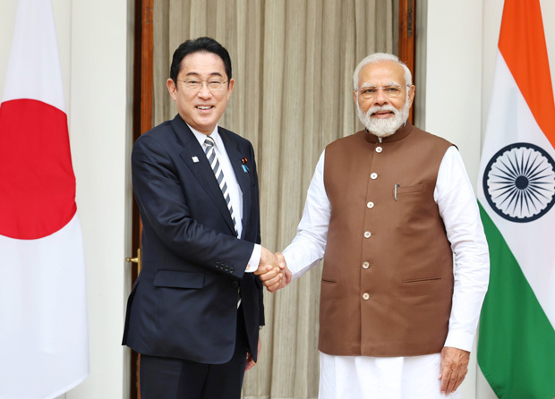 首脳会談のために来訪した岸田首相（左）とモディ首相が握手＝３月20日、首都ニューデリー（首相府提供）