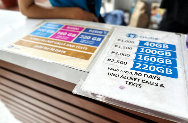 「有効期限は30日間」と書かれた外国人観光客向けのＳＩＭカード料金表＝７日、マニラ首都圏（ＮＮＡ撮影）