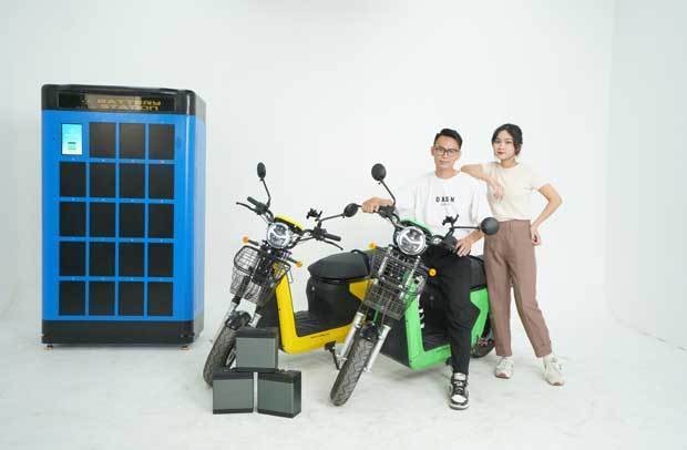 セレックス・モーターズの電動バイクとバッテリー、充電設備（同社提供）