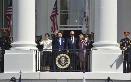 ホワイトハウスで手を振る韓国の尹錫悦大統領夫妻（左）とバイデン米大統領夫妻＝４月26日（共同）