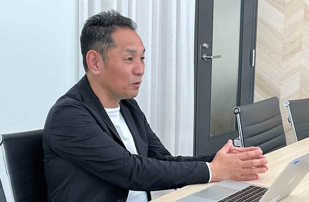 取材に応えるシンクロ・フードの藤代真一社長＝2023年４月（同社撮影）