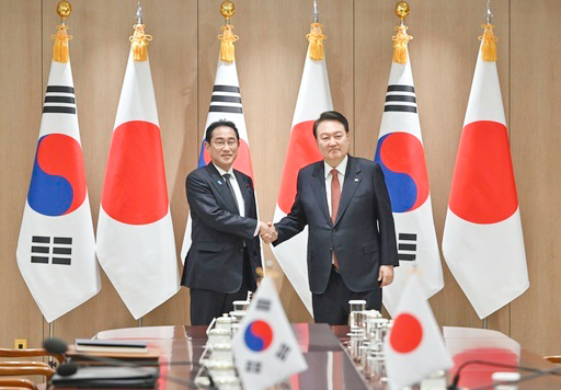 ５月７日、会談で握手する岸田首相（左）と韓国の尹錫悦大統領＝ソウル（共同）