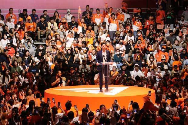 前進党のピタ党首（写真中央）は15日、タイ貢献党を含む６党による連立政権構想を打ち出した。写真は12日の党大会＝タイ・バンコク（ＮＮＡ撮影）