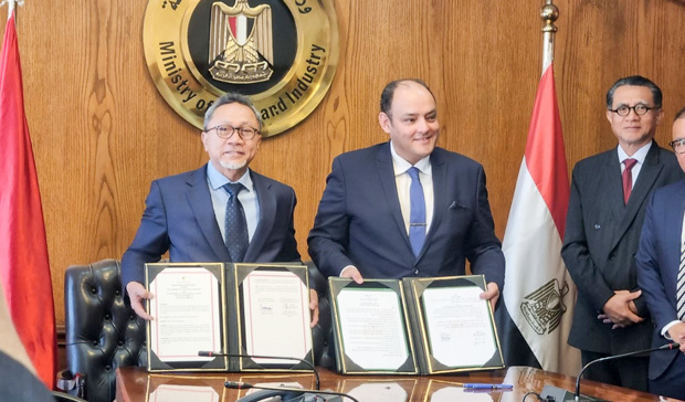 共同貿易委員会を設立するための覚書を交わした、ズルキフリ貿易相（左）とエジプトのアフマド・サミル通商産業相（インドネシア貿易省提供）
