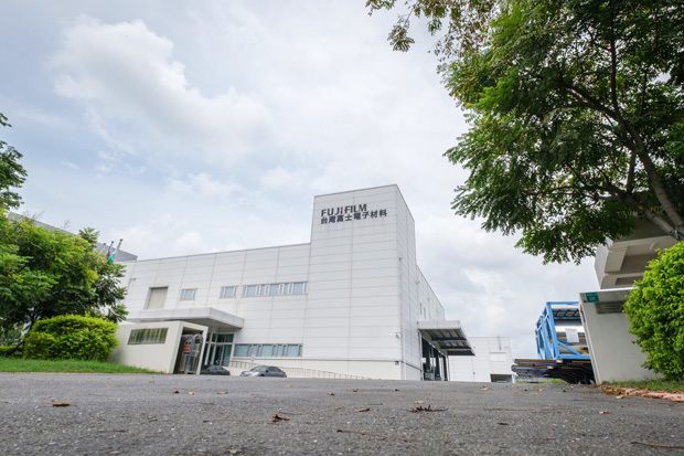 富士フイルムは台南市にある第３工場の設備を増強する。写真は第３工場の外観（同社提供）