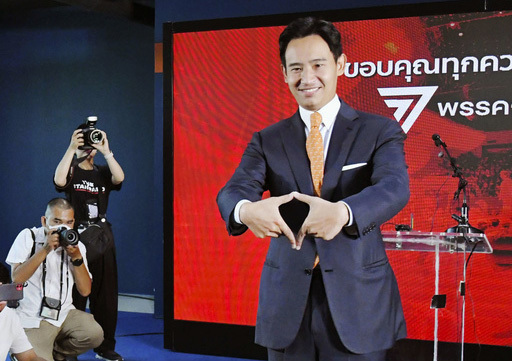 バンコクの前進党本部で撮影に応じるピタ党首＝15日（共同）