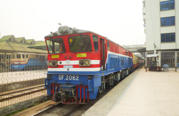 マンダレー行きの急行列車＝2012年３月、ヤンゴン駅（筆者撮影）