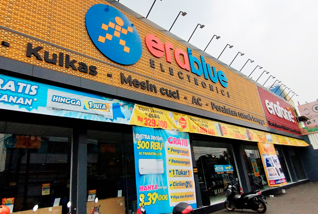 エラジャヤ・スワスンバダとテーゾイ・ジードン投資が合弁で開設した家電量販店「エラブルー」は、テーゾイ・ジードンがベトナムで展開する店舗と同じロゴを使っている＝５月、バンテン州タンゲラン市（ＮＮＡ撮影）