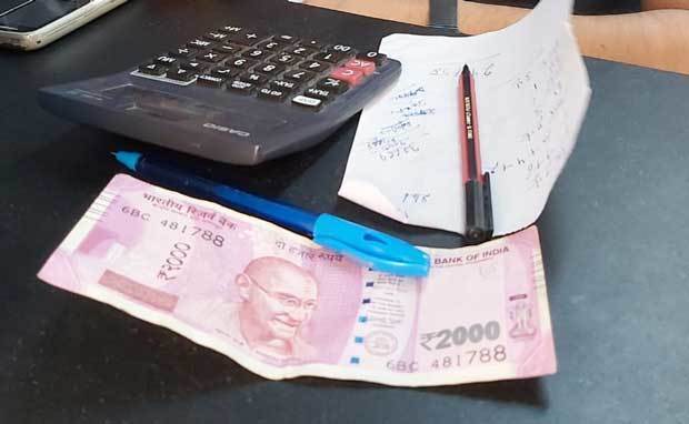 2千ルピー札、流通停止 - NNA ASIA・インド・経済