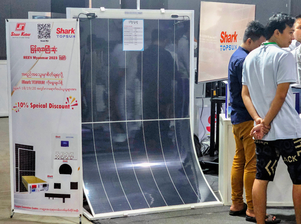 電気自動車と再エネ、不動産関連の展示会で出展された太陽光パネルのブースでは多くの人が説明を聞いていた＝８月19日、ヤンゴン（ＮＮＡ）