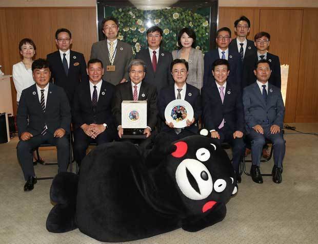 金泰欽（キム・テフム）忠清南道知事など訪問団が熊本県庁で蒲島郁夫知事に面会（忠清南道提供）