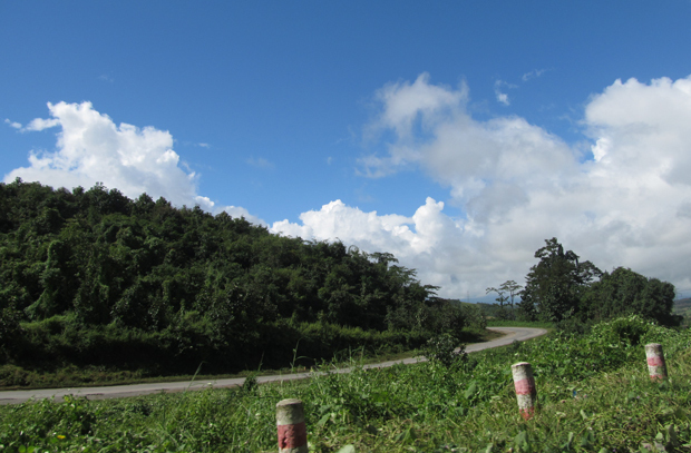シャン州北部の中国国境に続く国道（筆者撮影）