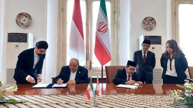 ハラル製品の保証に関する協力覚書に調印するイランのサファリ外務副大臣（左から２人目）とインドネシアのザイヌート副大臣（同３人目）＝23日（インドネシア宗教省提供）