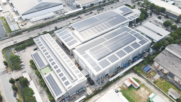 自然電力は、タイで合計39メガワットの屋根置き太陽光発電所を開発した。写真は首都バンコク東郊サムットプラカン県のバンプー工業団地にあるアンパス・インダストリーズの工場に設置された太陽光パネル（自然電力提供）