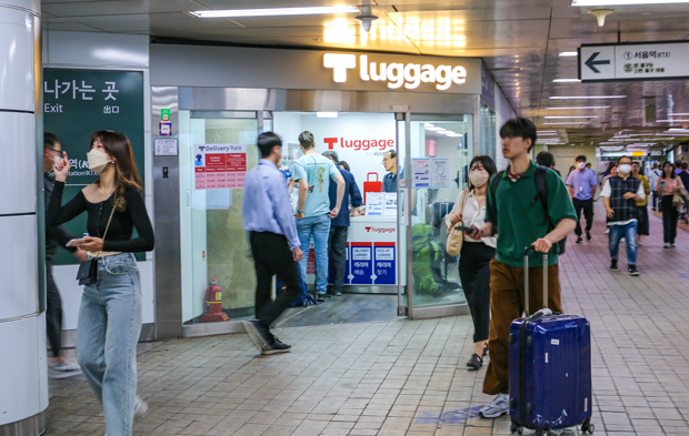 ソウル駅の１番出口付近にある配送拠点「Ｔラゲージ」＝25日、ソウル（ＮＮＡ撮影）