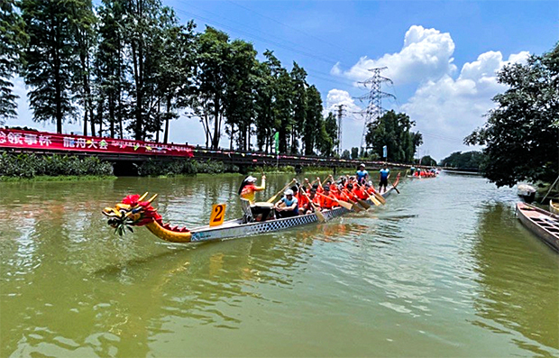 晴れ渡る青空のもと、日中平和友好条約締結45周年を記念したドラゴンボート大会が開催された＝27日、広東省仏山市