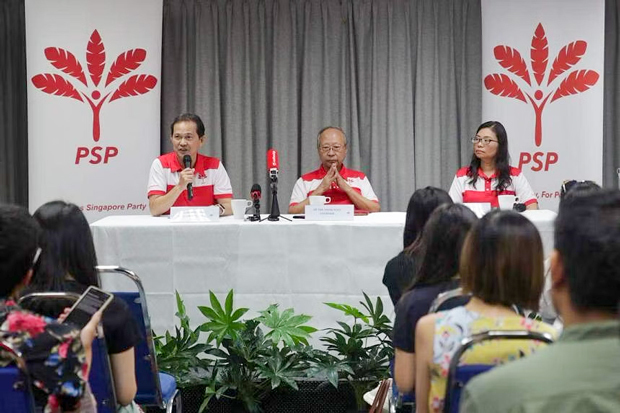 次回総選挙に出馬する意欲を明らかにした野党・シンガポール前進党のタン・チェンボク氏（中央）（ST PHOTO: GIN TAY）
