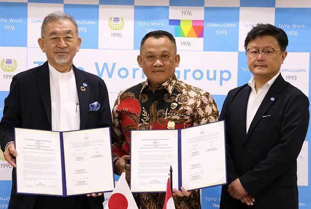 連携協定を締結した東洋ワークグループの須佐尚康会長（左）、インドネシア警備業協会のアグス・デルマワン会長（中央）、東洋ワークセキュリティの板場勝彦副社長（東洋ワークグループ提供）