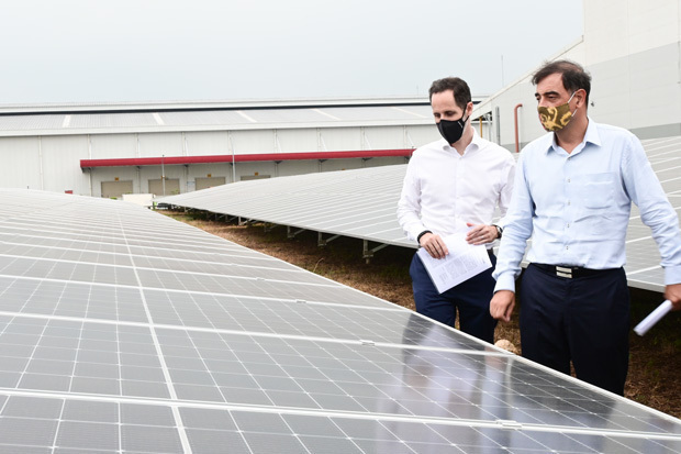 ＡＴＷアラム・ヒジャウがインドネシアの西ジャワ州に設置した太陽光発電パネル＝2022年４月（ＮＮＡ撮影）