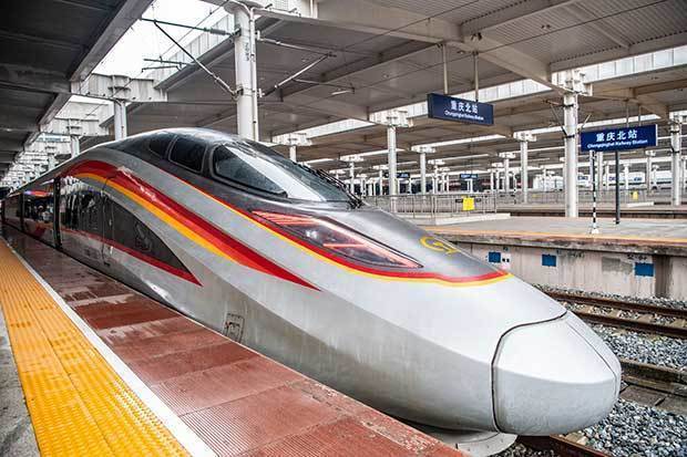 中国鉄路が全国の高速鉄道を活用した新しい物流サービスを開始した。周辺都市間を最速４時間で届けるドア・トゥー・ドアの速達サービス。遅延の少ない鉄道網を使うことで“時間の読める”物流サービスとして引き合いが強まりそうだ＝重慶市（新華社）