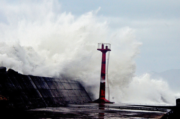台風接近の影響で台東県の漁港の堤防には高波が打ち寄せた＝29日（中央通信社）